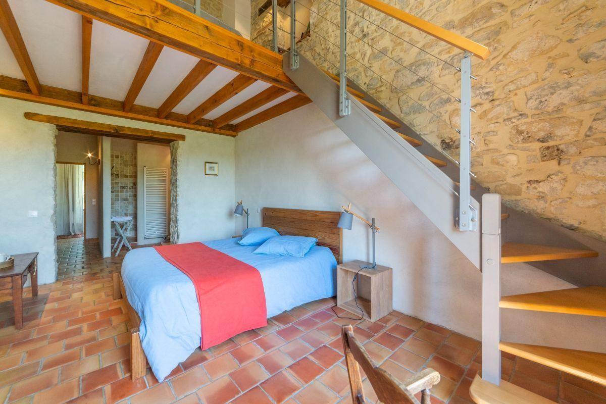 1 chambre du gite avec sa douche et toilettes privatifs