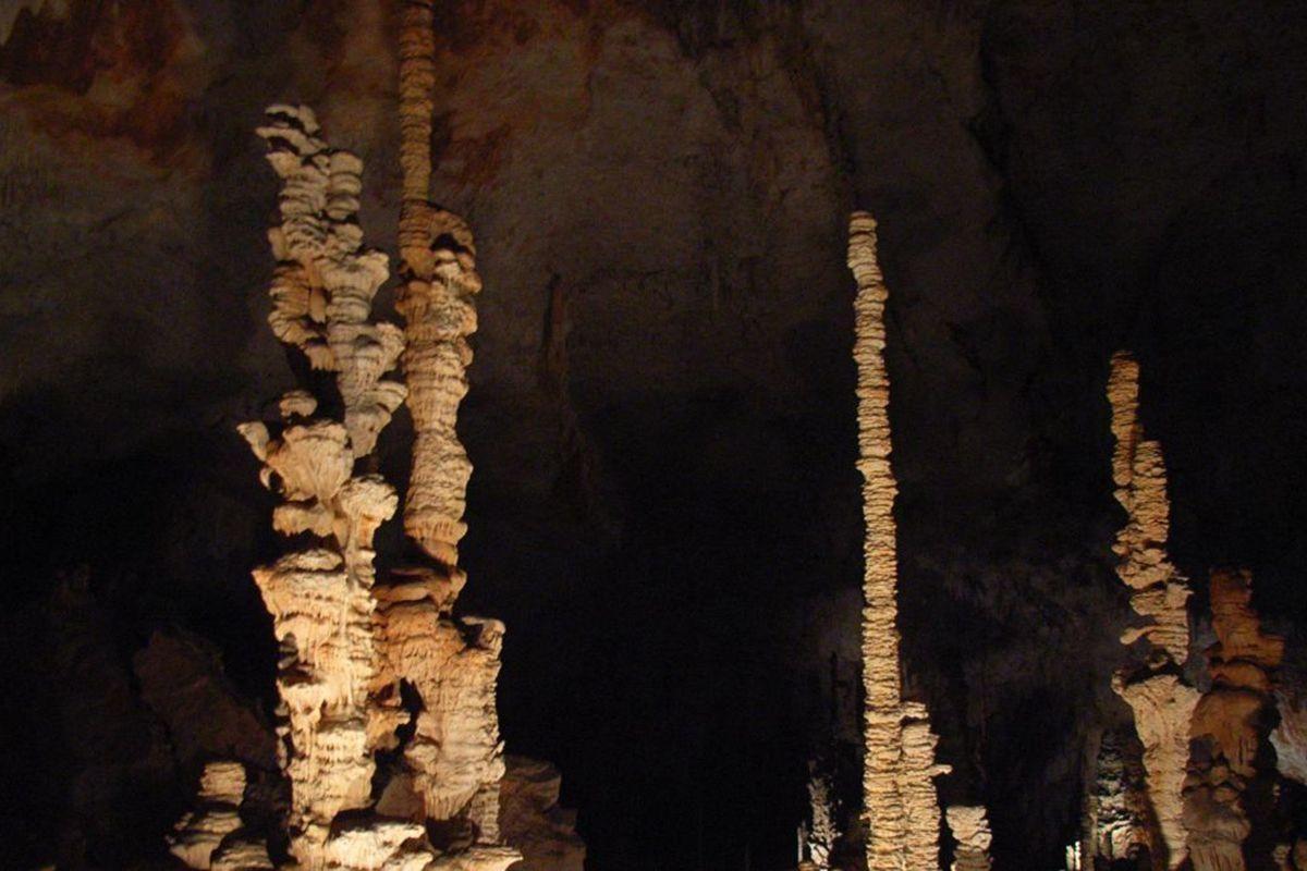 Nombreuses grottes et Avens Nombreuses grottes et Avens